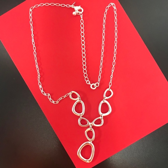 NWOT Avon Silvertone Triangular Shapes Necklace - Picture 2 of 3